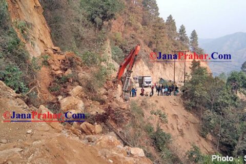 पहिरोमा पुरियो एक्स्काभेटर, दाङ-सल्यान सडकखण्ड अबरुद्ध