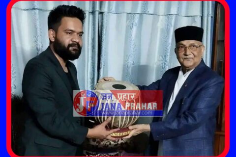 नेकपा एमाले अध्यक्ष केपी शर्मा ओलीले काठमाडौं महानगरपालिकाका मेयर बालेन शाहलाई तबला उपहार