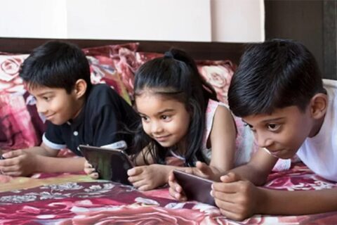 “स्मार्टफोनले यसरी गर्दैछ बच्चाको मानसिक स्वास्थ्यमा ठुलो क्षति” !