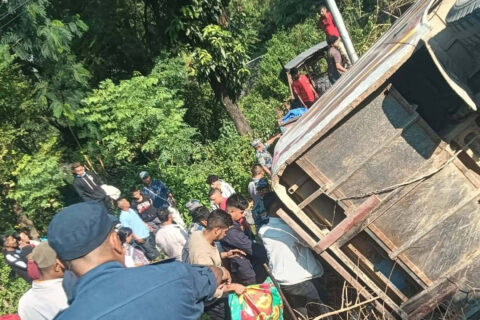 सिन्धुलीको खुर्कोटमा बस दुर्घटना हुँदा ९ जना घाइते
