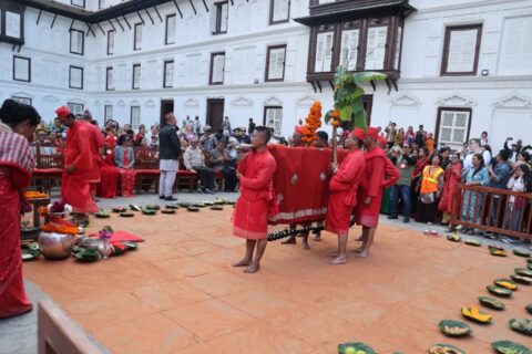 हनुमानढोकाको दसैँघरमा विधिपूर्वक भित्र्याइयो फूलपाती