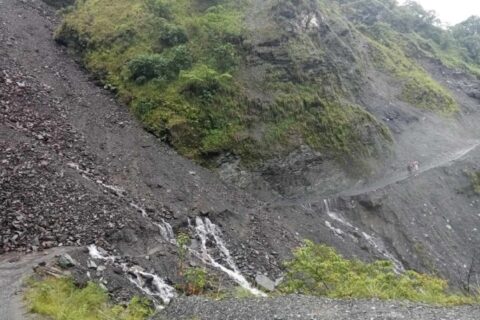 रोशीको पिन्थलीबेँसीमा लेदोसहितको पहिरो खसेपछि बिपी राजमार्ग पूर्ण रूपमा अवरुद्ध